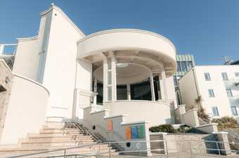 photograph of Tate St Ives, a large modern building with a central rotunda